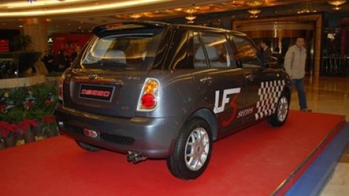 Dat Chinese auto-ontwerpers zich wel eens uitleven aan de hand van een bestaand (Europees) model dat wisten we al. Geen wonder dat de Mini Cooper nu aan de beurt is. Het merk Lifan presenteert deze lo