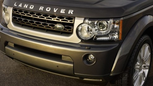 De Land Rover Discovery haalt weer het nieuws. Hij is er nu ook in de HSE Luxury uitvoering, uitgerust met 20 inch wielen en karakteristieke exterieurstyling en exclusieve bekleding voor het interieur