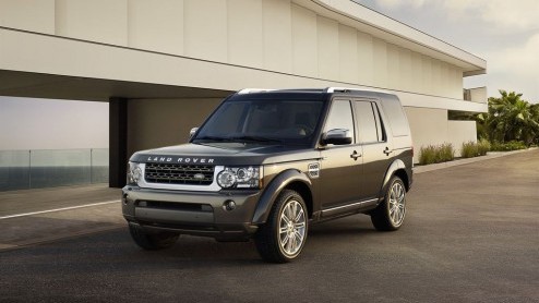 De Land Rover Discovery haalt weer het nieuws. Hij is er nu ook in de HSE Luxury uitvoering, uitgerust met 20 inch wielen en karakteristieke exterieurstyling en exclusieve bekleding voor het interieur