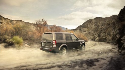 De Land Rover Discovery haalt weer het nieuws. Hij is er nu ook in de HSE Luxury uitvoering, uitgerust met 20 inch wielen en karakteristieke exterieurstyling en exclusieve bekleding voor het interieur