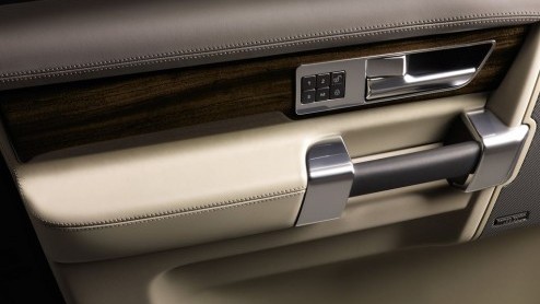 De Land Rover Discovery haalt weer het nieuws. Hij is er nu ook in de HSE Luxury uitvoering, uitgerust met 20 inch wielen en karakteristieke exterieurstyling en exclusieve bekleding voor het interieur
