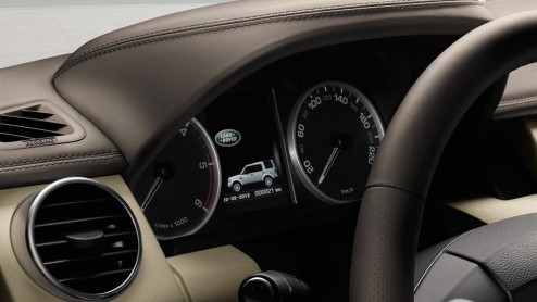 De Land Rover Discovery haalt weer het nieuws. Hij is er nu ook in de HSE Luxury uitvoering, uitgerust met 20 inch wielen en karakteristieke exterieurstyling en exclusieve bekleding voor het interieur