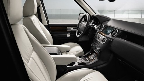 De Land Rover Discovery haalt weer het nieuws. Hij is er nu ook in de HSE Luxury uitvoering, uitgerust met 20 inch wielen en karakteristieke exterieurstyling en exclusieve bekleding voor het interieur