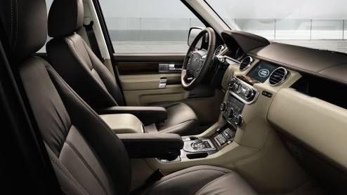 De Land Rover Discovery haalt weer het nieuws. Hij is er nu ook in de HSE Luxury uitvoering, uitgerust met 20 inch wielen en karakteristieke exterieurstyling en exclusieve bekleding voor het interieur