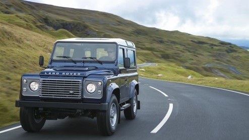 Land Rover houdt de Defender bij de tijd. Voor modeljaar 2013 krijgt de iconische terreinauto extra optiemogelijkheden voor meer luxe. Daarnaast doen twee nieuwe metallic lakkleuren en contrasterende 