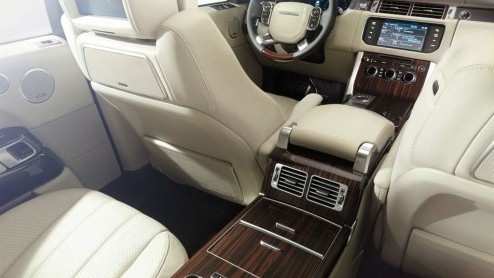 Na zo'n tien jaar is Land Rover toe aan een nieuwe Range Rover. De vierde generatie is ontwikkeld volgens het credo 'het beste nog beter maken' en dus ging men niet over n nacht ijs. Mogen de Britte