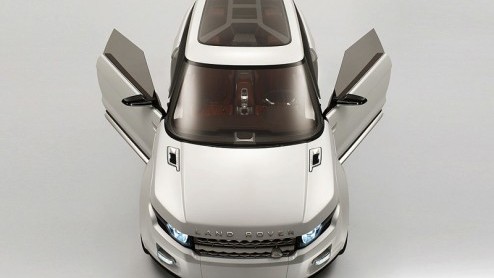 De nieuwe tweedeurs Land Rover komt steeds dichterbij. Waar het merk een aantal maanden terug al een wat vage teaser van deze coupe SUV de wereld in stuurde, is er meer fotomateriaal opgedoken. Het