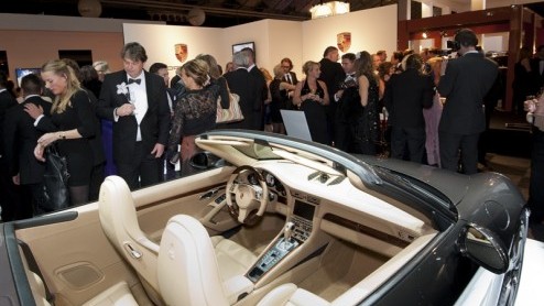 In de RAI Amsterdam heeft de Masters of LXRY 2012 de deuren geopend. Omdat in een wereld van geld en luxe ook de nodige auto's niet mogen ontbreken, zijn onder meer Porsche, Jeep, Jaguar, Land Rover e