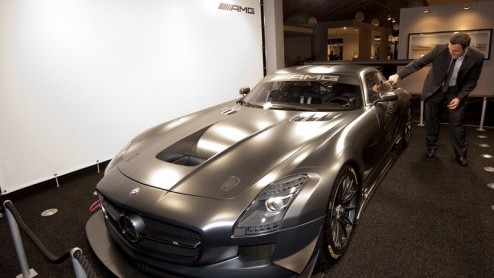 In de RAI Amsterdam heeft de Masters of LXRY 2012 de deuren geopend. Omdat in een wereld van geld en luxe ook de nodige auto's niet mogen ontbreken, zijn onder meer Porsche, Jeep, Jaguar, Land Rover e