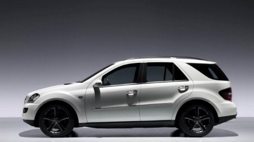 De Mercedes-Benz M-Klasse bestaat 10 jaar en dat wordt gevierd met een exclusieve uitvoering van deze luxe-SUV, de Edition 10. Het merk trakteert de koper op allerlei fraaie accessoires en opties, voo