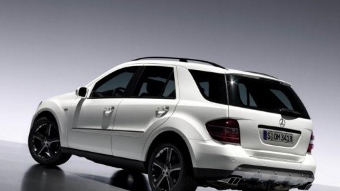 De Mercedes-Benz M-Klasse bestaat 10 jaar en dat wordt gevierd met een exclusieve uitvoering van deze luxe-SUV, de Edition 10. Het merk trakteert de koper op allerlei fraaie accessoires en opties, voo