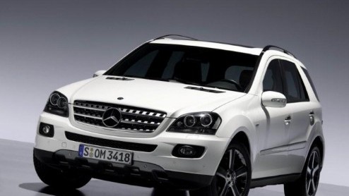 De Mercedes-Benz M-Klasse bestaat 10 jaar en dat wordt gevierd met een exclusieve uitvoering van deze luxe-SUV, de Edition 10. Het merk trakteert de koper op allerlei fraaie accessoires en opties, voo