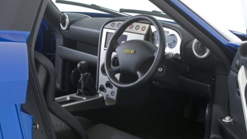 Wat hebben de Volvo XC90 en Noble M15 met elkaar gemeen? Een lastige, maar onder de kap vinden we de overeenkomst. De sportwagenfabrikant neemt deze achtcilinder wel direct onder handen, zodat het ver