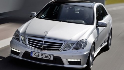 Zoals al eerder aangekondigd hier op Autovandaag.nl vervangt Mercedes de 6,2 liter V8 in de E63 AMG door een flink schonere, doch krachtigere 5.5 V8 biturbomotor. Resultaat: betere prestaties tegen ee