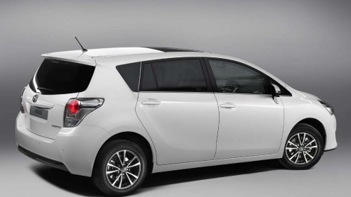 Toyota heeft een prijskaartje gehangen aan de vernieuwde Verso, die vanaf volgende maand bij de dealer arriveert. De prijslijst van de MPV die ook met zeven zitplaatsen te bestellen is, start bij 26.5