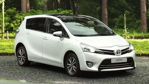 Toyota heeft een prijskaartje gehangen aan de vernieuwde Verso, die vanaf volgende maand bij de dealer arriveert. De prijslijst van de MPV die ook met zeven zitplaatsen te bestellen is, start bij 26.5