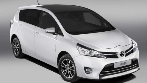 Toyota heeft een prijskaartje gehangen aan de vernieuwde Verso, die vanaf volgende maand bij de dealer arriveert. De prijslijst van de MPV die ook met zeven zitplaatsen te bestellen is, start bij 26.5