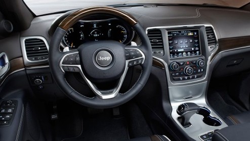 Jeep presenteert in Detroit de vernieuwde Grand Cherokee, waarvan we eerder al enkele details toonden. Grootste wijziging betreft de nieuwe neus en de komst van een nieuwe achttraps automaat.