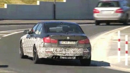 Dat BMW met een nieuwe M3 op de proppen komt is geen geheim. Welk hart de nieuwe topsporter uit de 3 Serie zal krijgen is dat nog wel. Deze video toont de nieuwe M3 in actie. De uitlaatsound komt niet