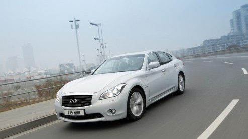 Infiniti maakt zich op voor hun eerste hybridemodel, de M35h. Deze is vanaf het voorjaar verkrijgbaar vanaf 70.390 euro. Met A-label, een verbruik van 7.0l/100km maar een hele hoge standaard aan luxe.