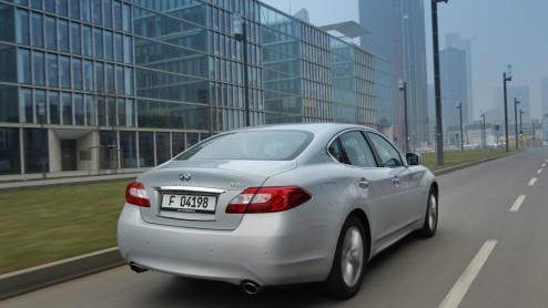 Infiniti laat geen kans onbenut het vlaggenschip M veelzijdig in de markt te zetten. Na de sportieve M37 en dieselende M30d is het topmodel nu ook verkrijgbaar als hybride. Dankzij het bijbehorende gr
