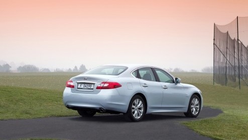 Infiniti laat geen kans onbenut het vlaggenschip M veelzijdig in de markt te zetten. Na de sportieve M37 en dieselende M30d is het topmodel nu ook verkrijgbaar als hybride. Dankzij het bijbehorende gr