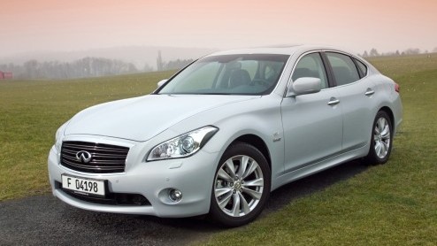 Infiniti laat geen kans onbenut het vlaggenschip M veelzijdig in de markt te zetten. Na de sportieve M37 en dieselende M30d is het topmodel nu ook verkrijgbaar als hybride. Dankzij het bijbehorende gr