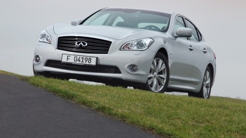 Infiniti laat geen kans onbenut het vlaggenschip M veelzijdig in de markt te zetten. Na de sportieve M37 en dieselende M30d is het topmodel nu ook verkrijgbaar als hybride. Dankzij het bijbehorende gr