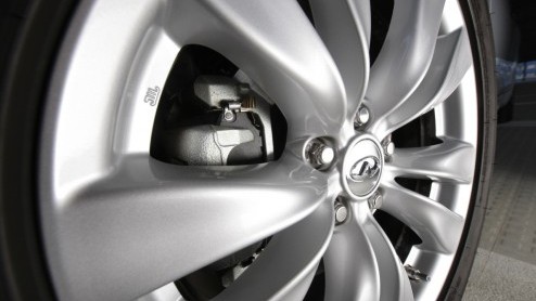 Infiniti laat geen kans onbenut het vlaggenschip M veelzijdig in de markt te zetten. Na de sportieve M37 en dieselende M30d is het topmodel nu ook verkrijgbaar als hybride. Dankzij het bijbehorende gr