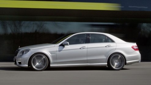 Zoals al eerder aangekondigd hier op Autovandaag.nl vervangt Mercedes de 6,2 liter V8 in de E63 AMG door een flink schonere, doch krachtigere 5.5 V8 biturbomotor. Resultaat: betere prestaties tegen ee