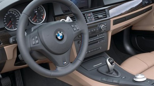 Wie ook al onder de indruk was van de BMW M3, maar nog meer van zijn sound wil genieten moest tot nu toe een raam open zetten. Nu is dat verleden tijd. Dit snelheidsmonster is nu ook al Cabriolet te v