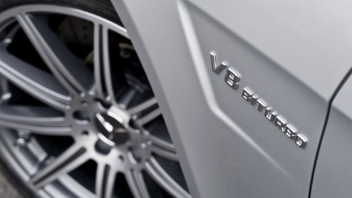 Zoals al eerder aangekondigd hier op Autovandaag.nl vervangt Mercedes de 6,2 liter V8 in de E63 AMG door een flink schonere, doch krachtigere 5.5 V8 biturbomotor. Resultaat: betere prestaties tegen ee