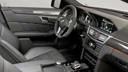 Zoals al eerder aangekondigd hier op Autovandaag.nl vervangt Mercedes de 6,2 liter V8 in de E63 AMG door een flink schonere, doch krachtigere 5.5 V8 biturbomotor. Resultaat: betere prestaties tegen ee