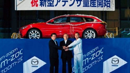 Ontvang je een persbericht met het simpele feit dat de nieuwe Mazda6 in productie is gegaan, duikt er tegelijkertijd een feestelijke foto van de Sportbreak op! Terwijl die pas eind september zou worde