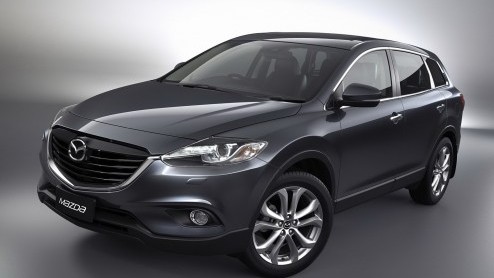 Hoewel de Mazda CX-9 bij ons niet meer leverbaar is, is de luxe-SUV bij Mazda zelf niet de deur gewezen. Sterker nog, het grootste model van de Mazda-familie krijgt zelfs een facelift met een neus a l