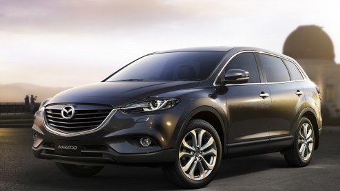 Hoewel de Mazda CX-9 bij ons niet meer leverbaar is, is de luxe-SUV bij Mazda zelf niet de deur gewezen. Sterker nog, het grootste model van de Mazda-familie krijgt zelfs een facelift met een neus a l
