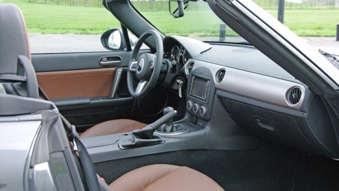 Autotest vernieuwde Mazda MX-5 model 2013 in de smakelijke Hanabi-uitvoering.