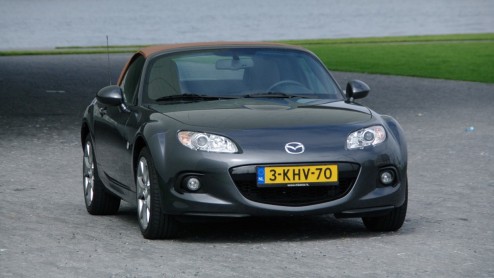 Autotest vernieuwde Mazda MX-5 model 2013 in de smakelijke Hanabi-uitvoering.