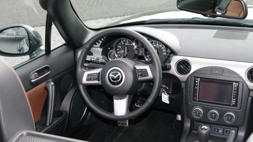 Autotest vernieuwde Mazda MX-5 model 2013 in de smakelijke Hanabi-uitvoering.