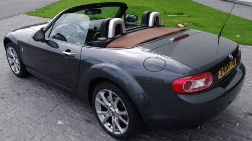 Autotest vernieuwde Mazda MX-5 model 2013 in de smakelijke Hanabi-uitvoering.