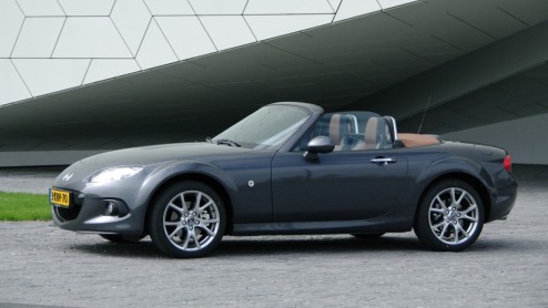 Autotest vernieuwde Mazda MX-5 model 2013 in de smakelijke Hanabi-uitvoering.