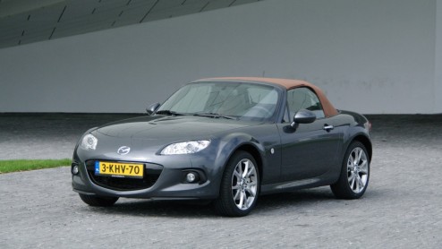 Autotest vernieuwde Mazda MX-5 model 2013 in de smakelijke Hanabi-uitvoering.