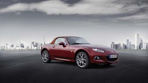 Mazda heeft de prijzen bekend gemaakt van de MX-5 Hanabi Limited Edition. De Roadster gaat voor 32.990 euro de deur uit en de Roadster Coup in de Hanabi-uitvoering is er vanaf 35.490 euro.