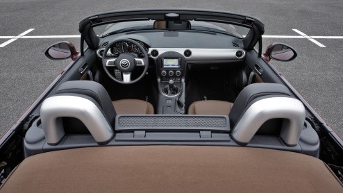 Mazda heeft de prijzen bekend gemaakt van de MX-5 Hanabi Limited Edition. De Roadster gaat voor 32.990 euro de deur uit en de Roadster Coup in de Hanabi-uitvoering is er vanaf 35.490 euro.