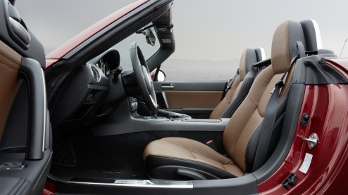 Mazda heeft de prijzen bekend gemaakt van de MX-5 Hanabi Limited Edition. De Roadster gaat voor 32.990 euro de deur uit en de Roadster Coup in de Hanabi-uitvoering is er vanaf 35.490 euro.