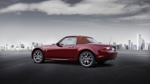 Mazda heeft de prijzen bekend gemaakt van de MX-5 Hanabi Limited Edition. De Roadster gaat voor 32.990 euro de deur uit en de Roadster Coup in de Hanabi-uitvoering is er vanaf 35.490 euro.