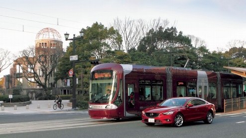 Mazda ontwikkeld communicatiesysteem tussen voertuigen en trams ter verhoging van de verkeersveiligheid.