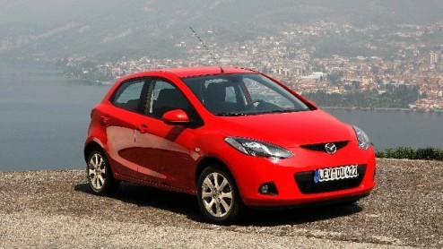De nieuwe Mazda 2 was door zijn introductie op de Autosalon van Geneve begin dit jaar al even bekend, maar nu zijn de prijzen en uitrusting ook vrijgegeven. Mazda wilt met de 2 het B-segment gaan best