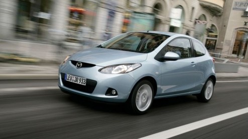 Na de komst van de nieuwe vijfdeurs Mazda2 is het nu de beurt aan de drie-deurs versie. Vaak wordt deze gelegenheid gegrepen om deze versie een sportiever en dynamischer uiterlijk te geven. Mazda gooi