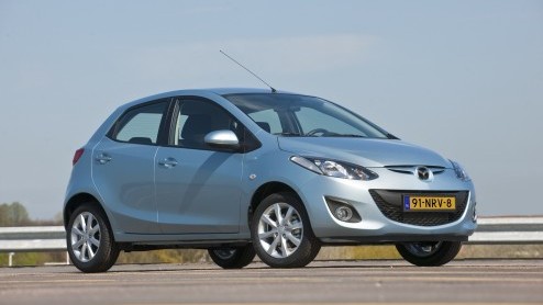 Belastingvrije auto's schieten als paddenstoelen uit de grond. Een blik op de verkoopstatistieken leert dat die modellen ook gretig aftrek vinden in de showroom. Mazda wilt een graantje meepikken met